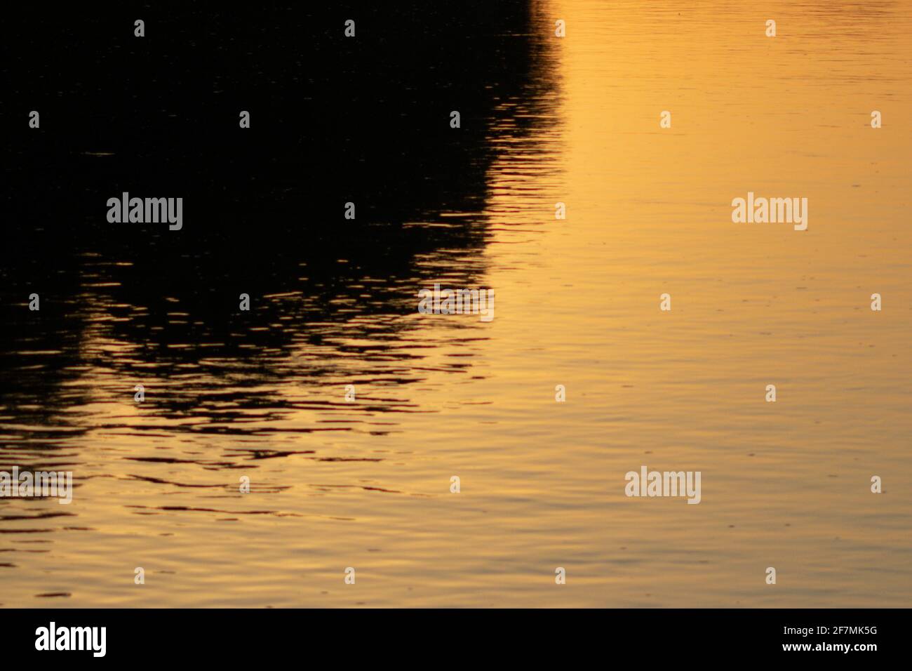 Riflessi del tramonto nelle acque del po, Italia Foto Stock