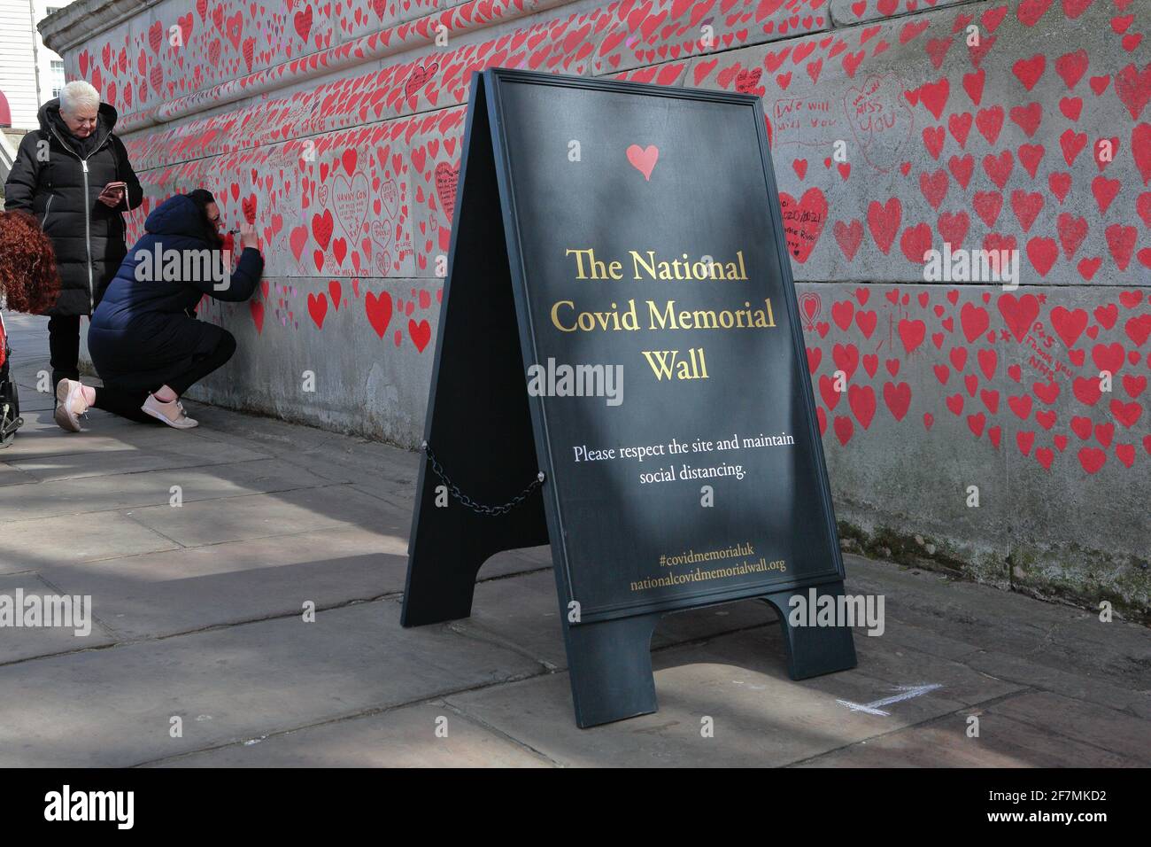 Londra (UK): Il muro commemorativo del Covid nazionale "completato" sulla South Bank di Londra - (sulla riva opposta del fiume si trovano le case del parlamento). Foto Stock