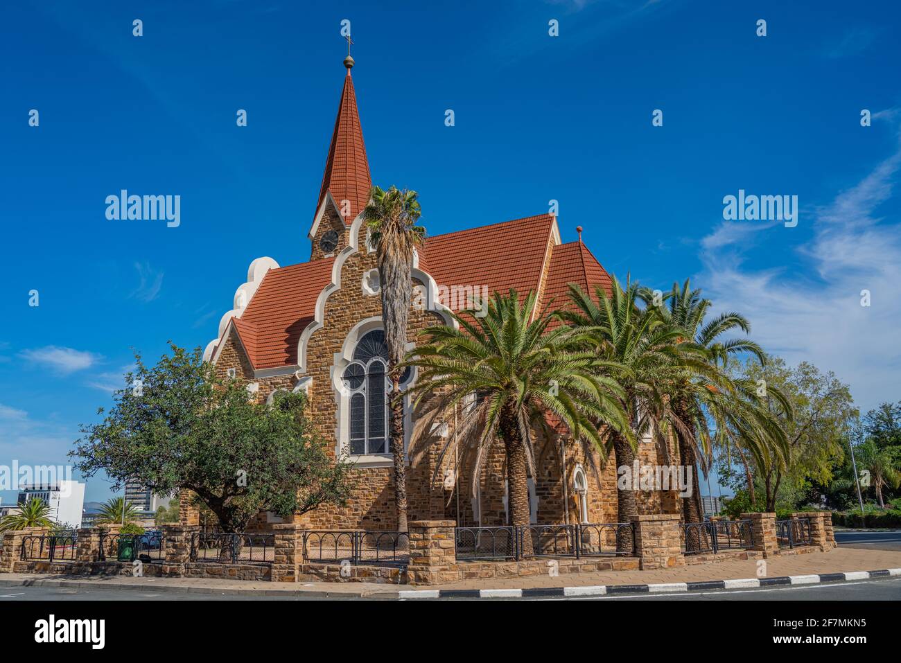 WINDHOEK, NAMIBIA - JAN 19. 2021: La Chiesa del Cristo o Christuskirche è un punto di riferimento storico e la chiesa luterana a Windhoek, Namibia Foto Stock