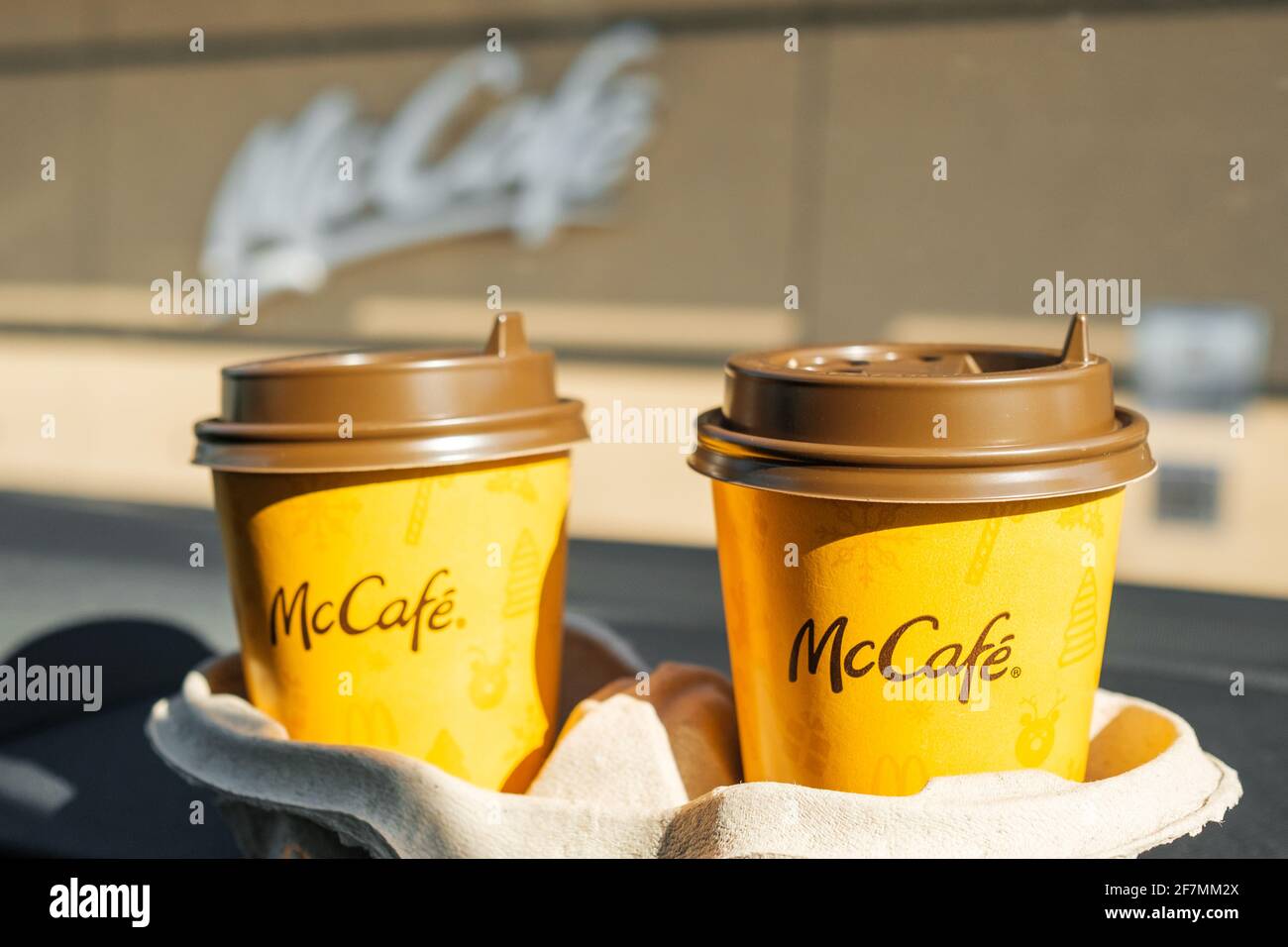 Caffè del Mc Cafe in macchina, marzo 2021, Praga, Repubblica Ceca. Foto Stock