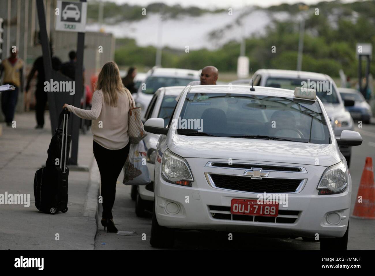 salvador, bahia / brasile - 3 febbraio 2016: Coda dei taxi agli arrivi dell'aeroporto di Salvador City. *** Local Caption *** Foto Stock