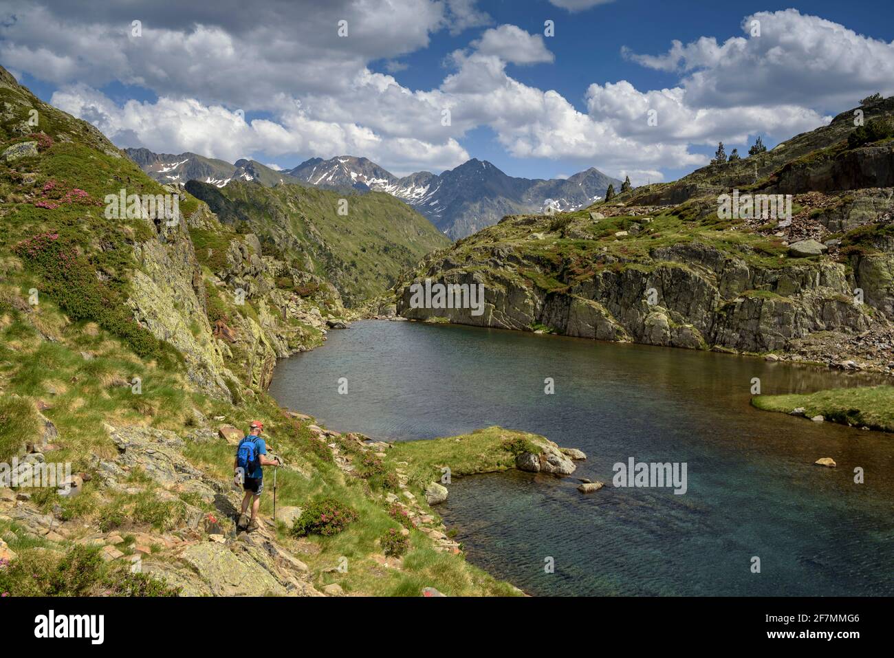Scendendo dal lago Certascan, nei Pirenei catalani. Vista verso la cima Pica d'Estats in estate (PN Alt Pirineu, Catalogna, Spagna) Foto Stock