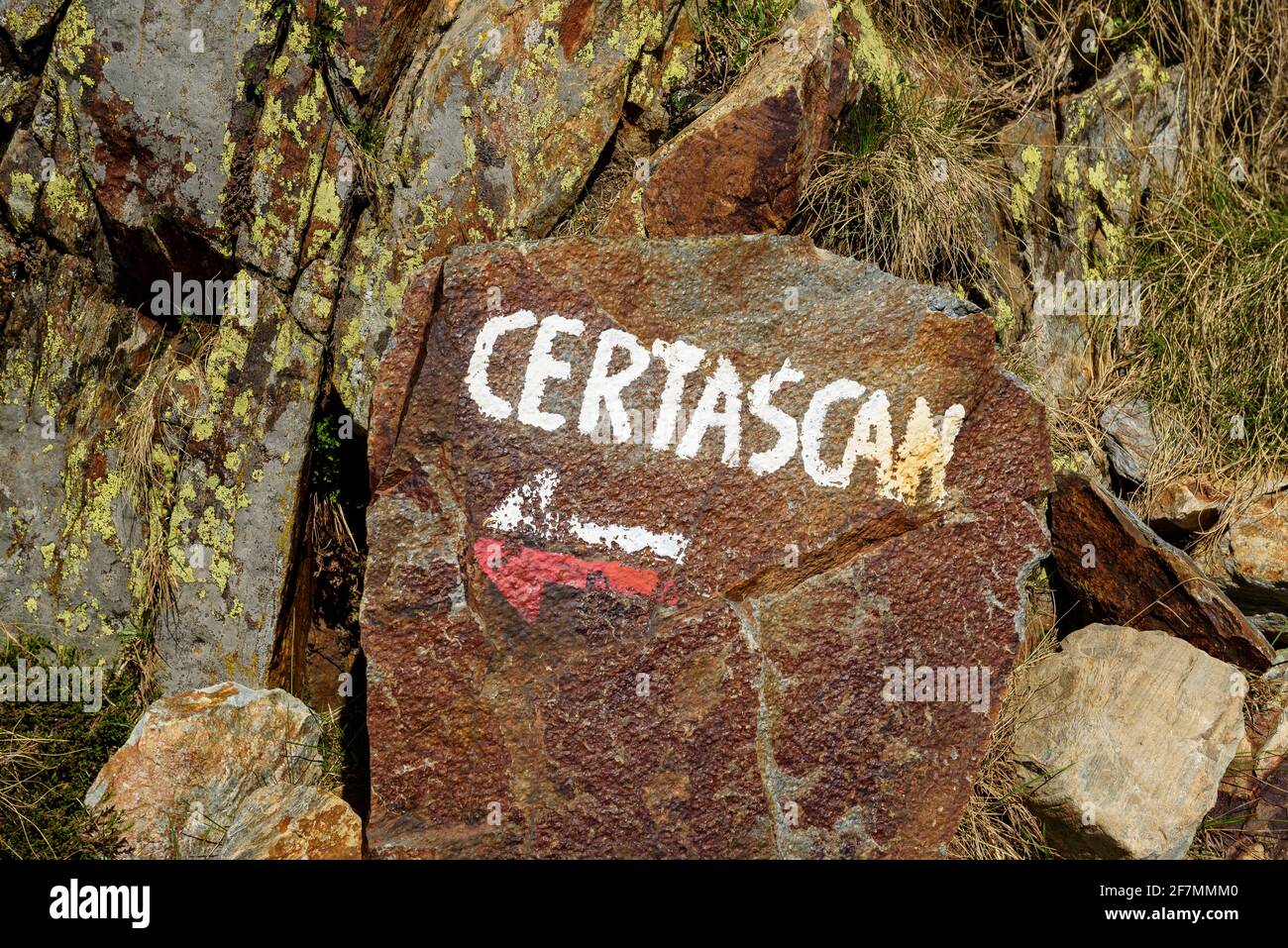 CARTELLO SEGNALETICO GR verso Certascan (Alt Pirineu Natural Park, Catalogna, Spagna, Pirenei) ESP: Señal indicador de GR hacia Certascan (Cataluña) Foto Stock