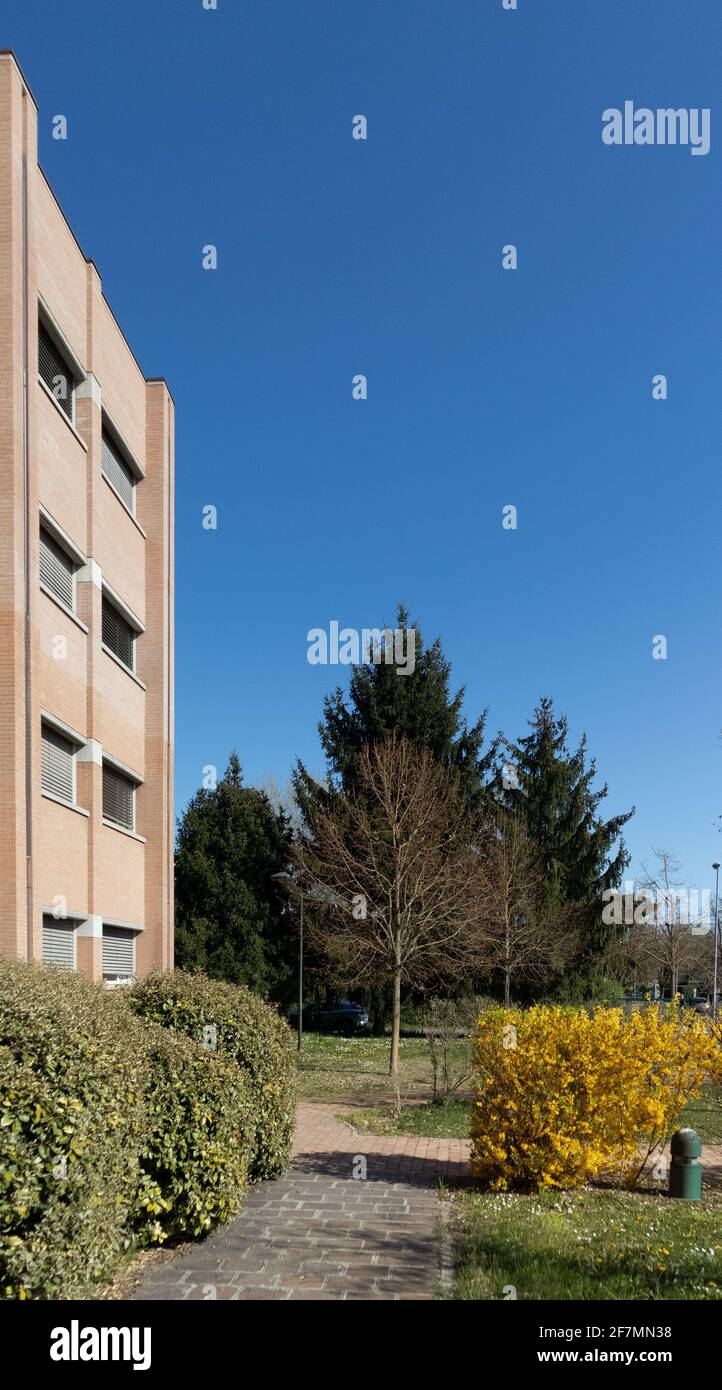 Edificio con alberi da giardino all'estate italiana Foto Stock
