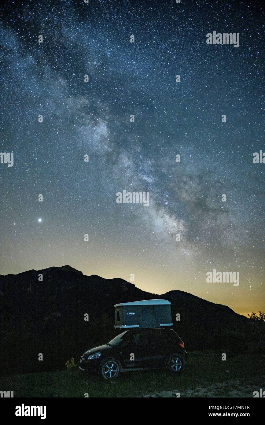 Via Lattea sulla valle delle Saldes (Berguedà, Catalogna, Spagna, Pirenei) ESP: Vía Láctea sobre el valle de Saldes, Berguedà, Cataluña, España, Pirineo Foto Stock