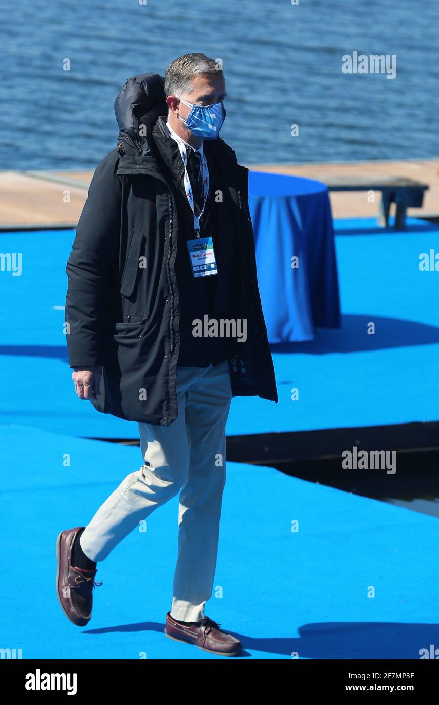 Varese, Italia. 8 aprile 2021. Il Direttore Esecutivo della FISA Matt SMITH ha visto l'apertura dei Campionati europei di canottaggio sul Lago di Varese l'8 aprile 2021 a Varese, Italia Credit: Mickael Chavet/Alamy Live News Foto Stock