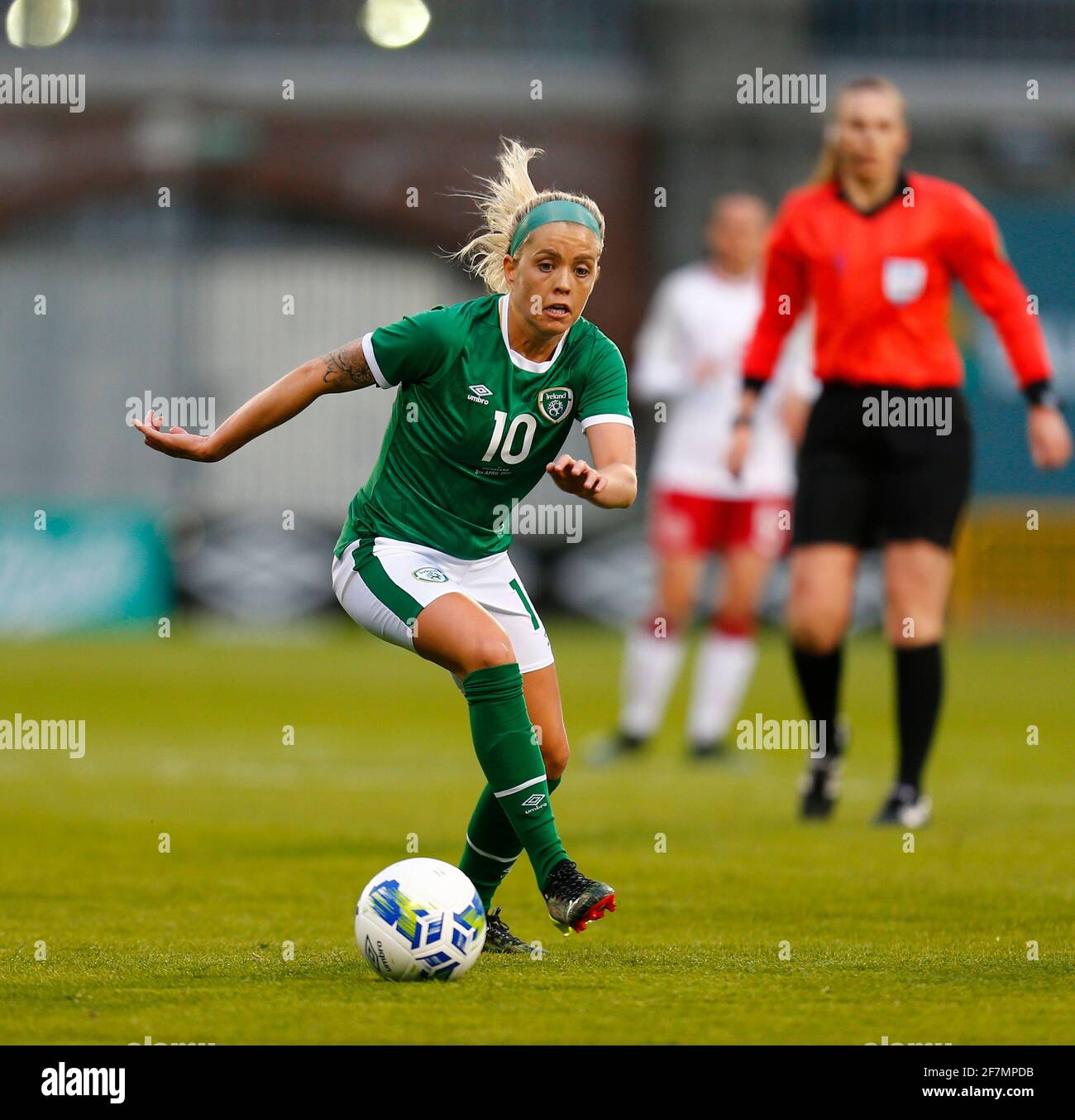 Tallaght Stadium, Dublino, Leinster, Irlanda. 8 Apr 2021. Womens friendly Football, Irlanda contro Danimarca; Denise o'Sullivan sulla palla per la Repubblica d'Irlanda Credit: Action Plus Sports/Alamy Live News Foto Stock