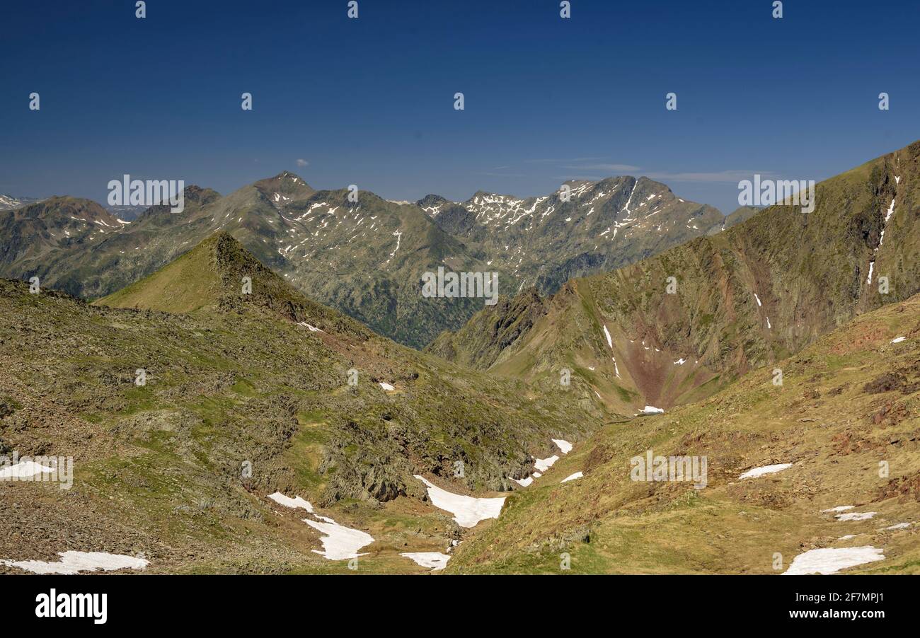 Vista sulle cime di Mont-roig e Ventolau, nei Pirenei, vista dal passo Certascan (Parco Naturale Alt Pirineu, Catalogna, Spagna, Pirenei) Foto Stock