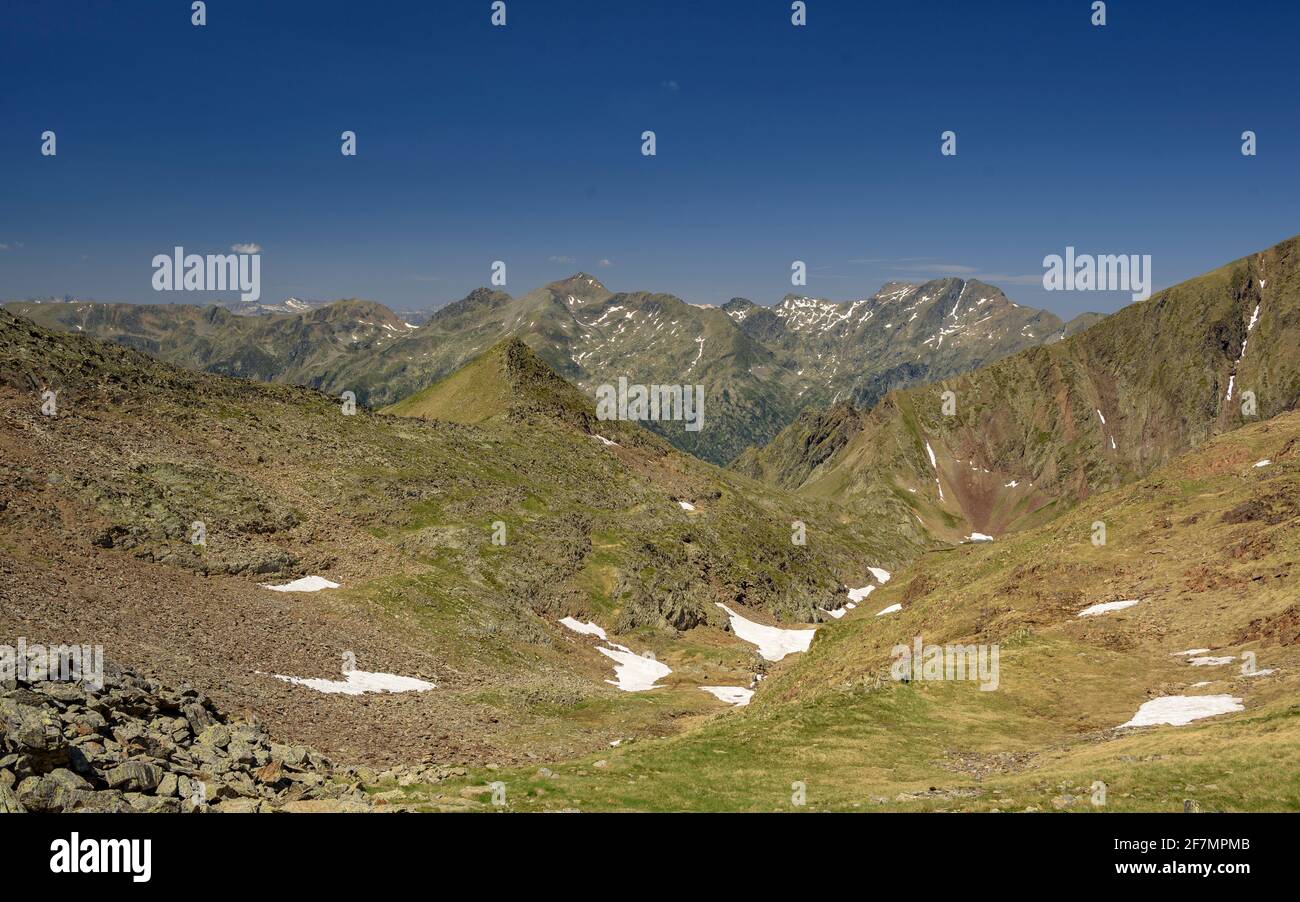 Vista sulle cime di Mont-roig e Ventolau, nei Pirenei, vista dal passo Certascan (Parco Naturale Alt Pirineu, Catalogna, Spagna, Pirenei) Foto Stock