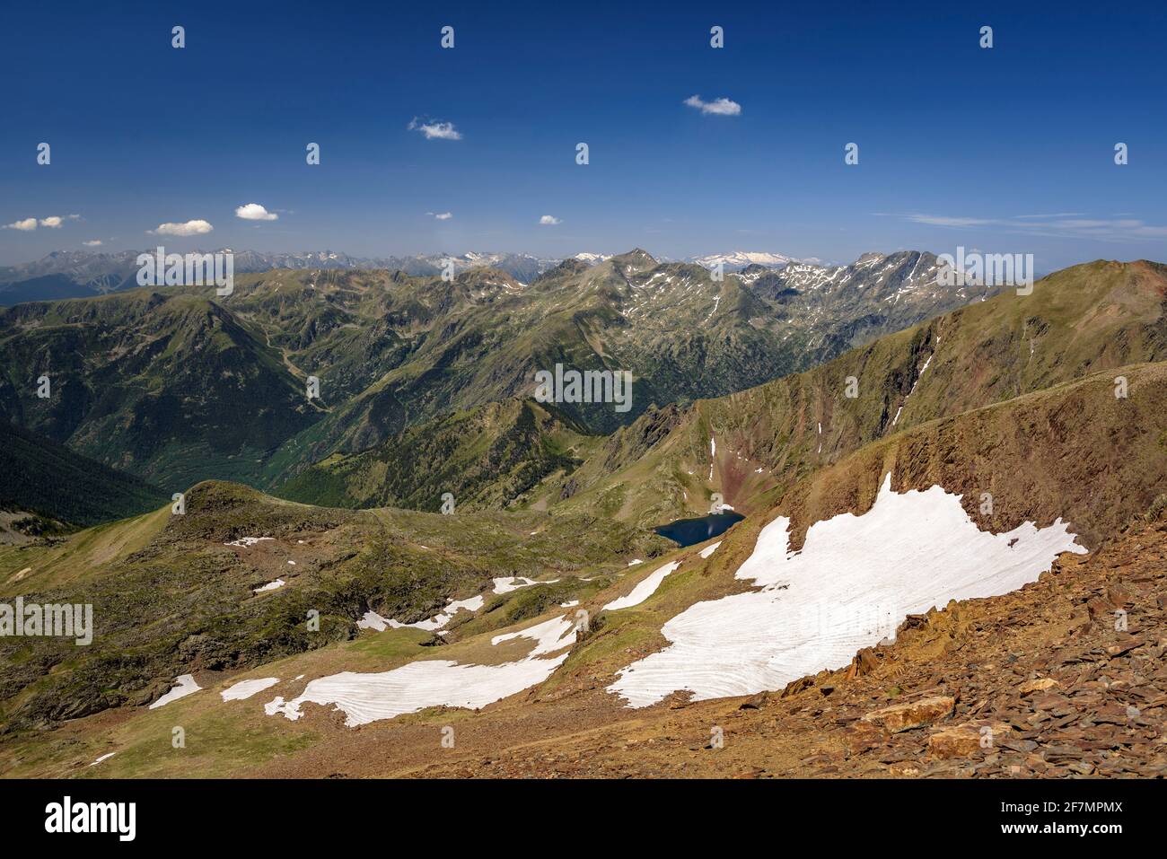 Vista sulle cime di Mont-roig e Ventolau, nei Pirenei, vista dal passo Certascan (Parco Naturale Alt Pirineu, Catalogna, Spagna, Pirenei) Foto Stock