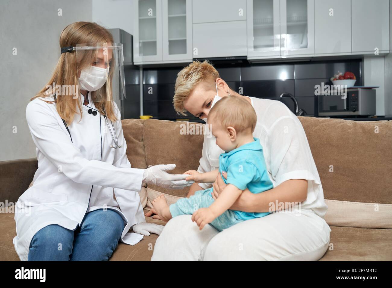 Caucasico padre con bambina indossare maschere viso sanitario all' - foto  d'archivio 2632047