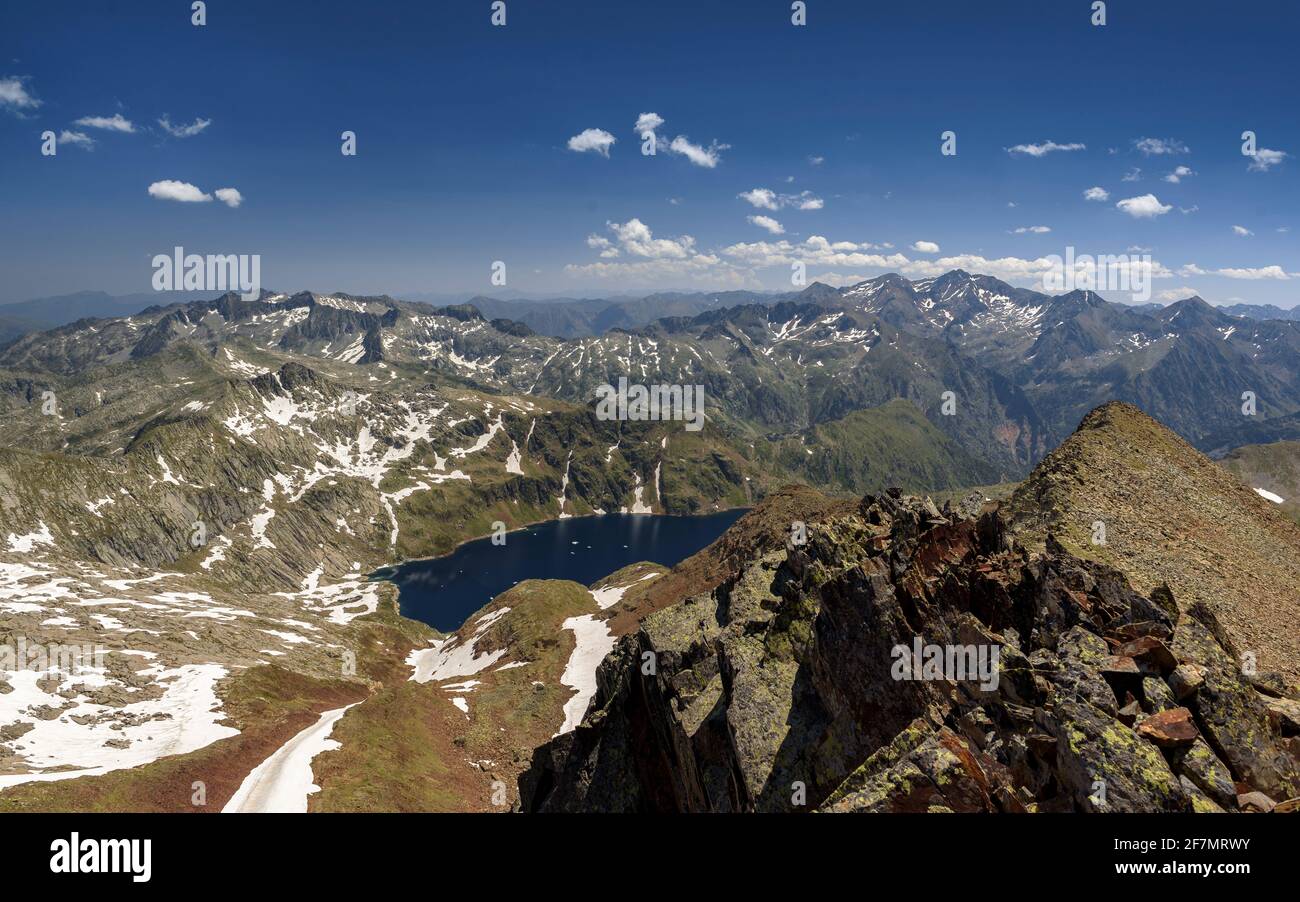 Montagne dei Pirenei vista dalla cima del Pic de Certascan in estate (Alt Pirineu Parco Naturale, Catalogna, Spagna, Pirenei) Foto Stock