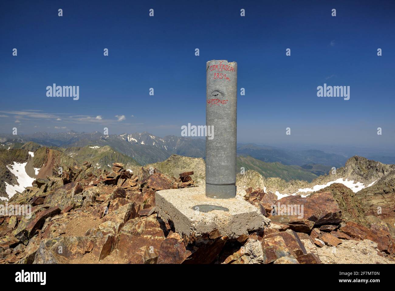 Montagne dei Pirenei vista dalla cima del Pic de Certascan in estate (Alt Pirineu Parco Naturale, Catalogna, Spagna, Pirenei) Foto Stock