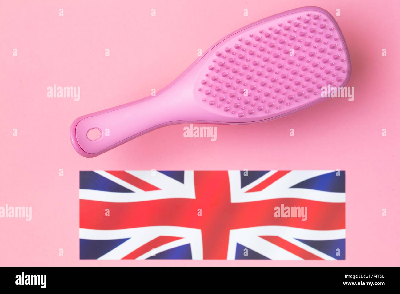 Spazzola rosa e bandiera inglese su sfondo rosa Foto stock - Alamy