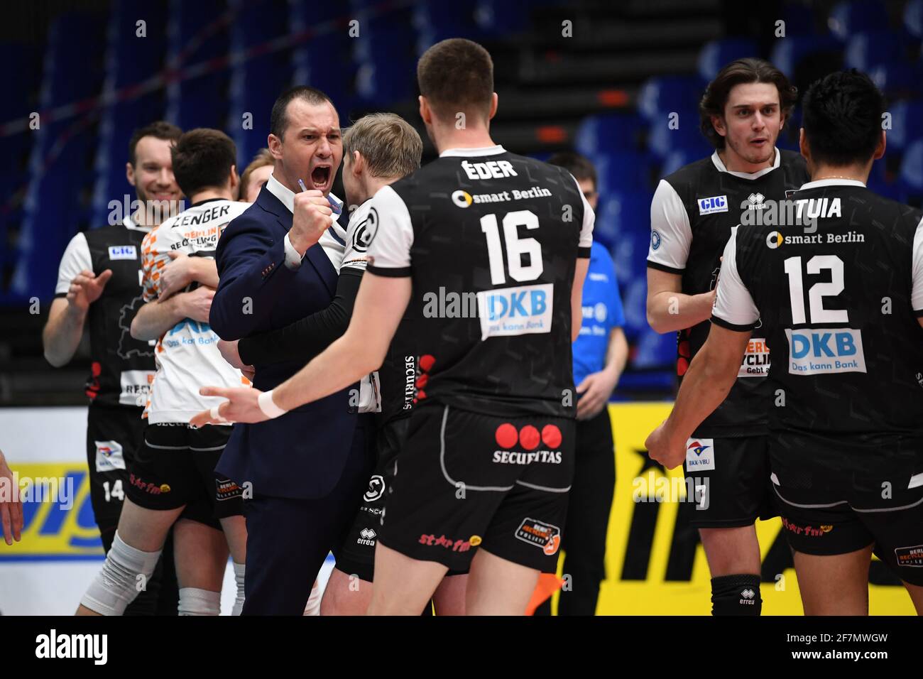 Friedrichshafen, Germania. 8 aprile 2021. Pallavolo, uomini: Bundesliga, VfB Friedrichshafen - volley Berlino, round di campionato, finali, 1° giorno di gara nella ZF Arena Friedrichshafen. Giocatori e allenatori delle volleys berlinesi si acclamano dopo la prima vittoria della serie finale. Credit: Felix Kästle/dpa/Alamy Live News Foto Stock