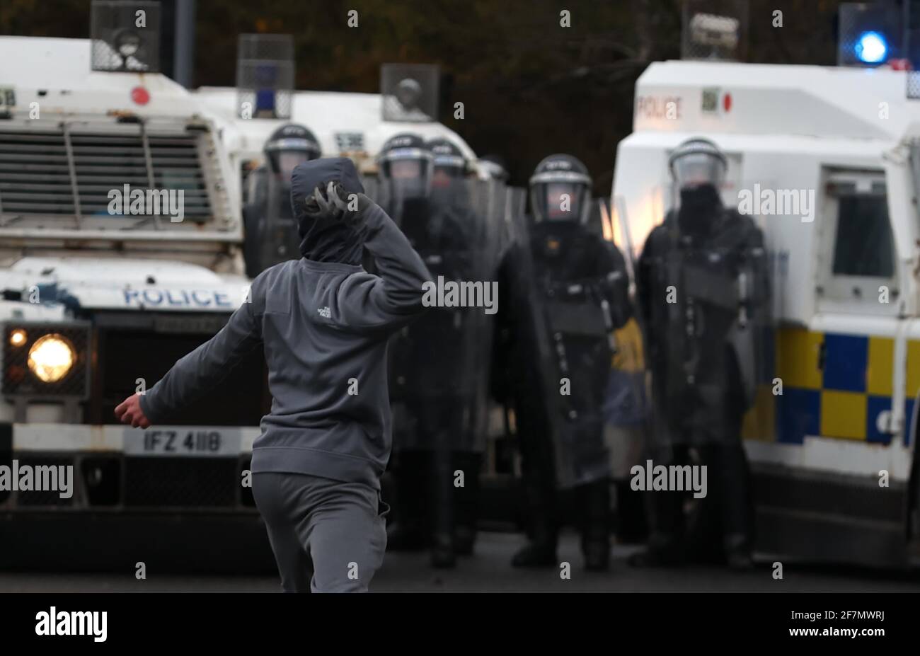 I giovani gettano pietre verso gli ufficiali PSNI sulla Springfield Road, durante ulteriori disordini a Belfast. Data immagine: Giovedì 8 aprile 2021. Foto Stock