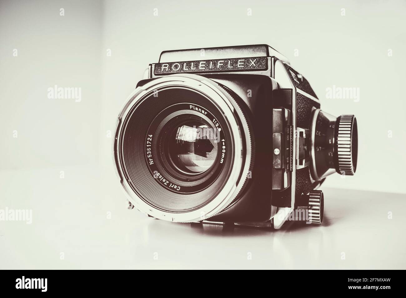 4 fa 2018 Vicenza, Italia: Fotocamera di medio formato. Pellicola da 120 rotoli di formato medio con il nome di Rolleiflex SL 66 Foto Stock