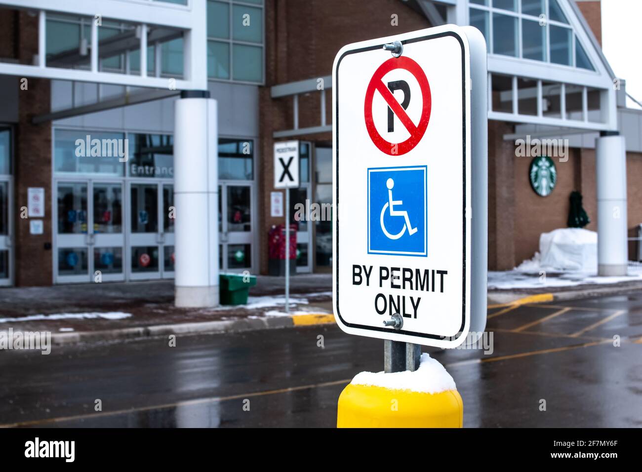 Londra, Ontario, Canada - Febbraio 15 2021: Parcheggio non disponibile, con cartello di sola autorizzazione con il simbolo di accesso internazionale visualizzato su un cartello rettangolare verticale. Foto Stock
