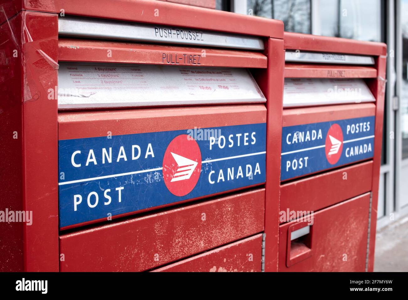 Londra, Ontario, Canada - Febbraio 15 2021: Rosso, blu e bianco Canada Letterbox post metallo, soft-focus e fotografia angolata. Foto Stock