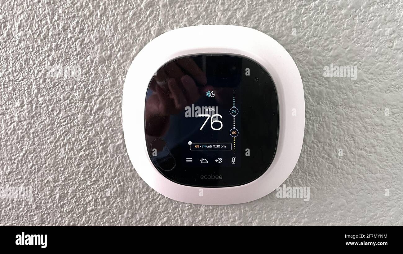 Atlanta, GA USA - 26 marzo 2021: Un termostato intelligente Ecobee in una casa. Foto Stock