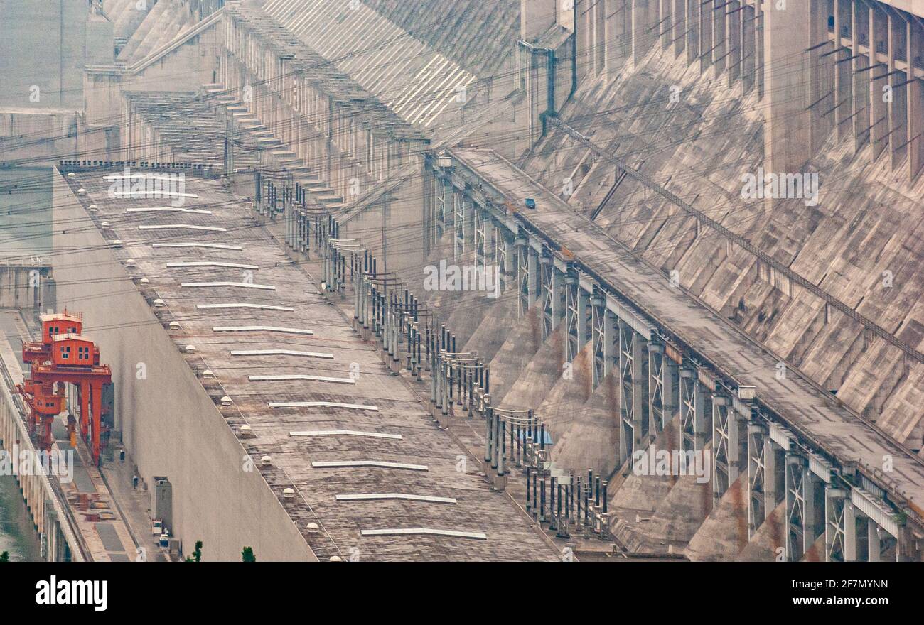 Diga delle tre gole, Cina - 6 maggio 2010: Fiume Yangtze. Primo piano della parte idroelettrica della diga con un sacco di cavi e gru di controllo alluvione rosso. Foto Stock