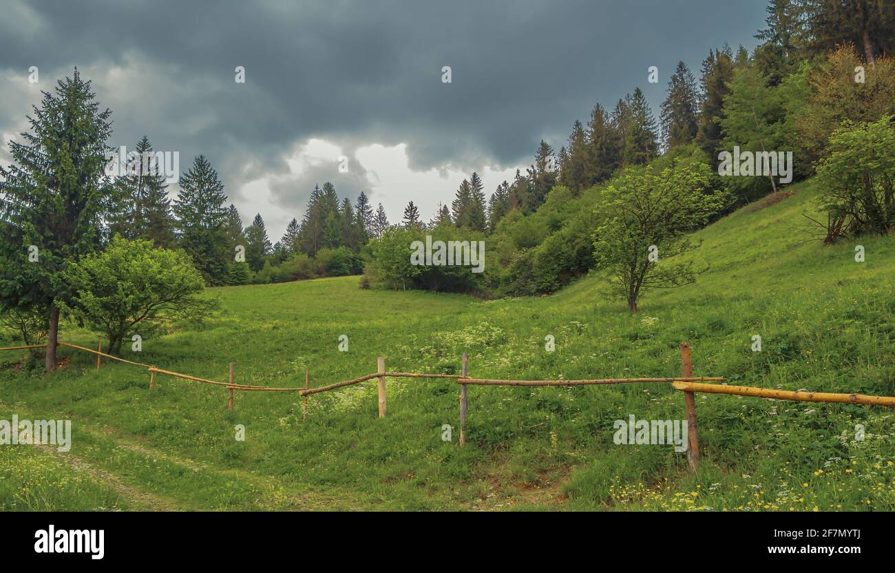 Incredibile paesaggio rurale in una giornata nuvolosa Foto Stock