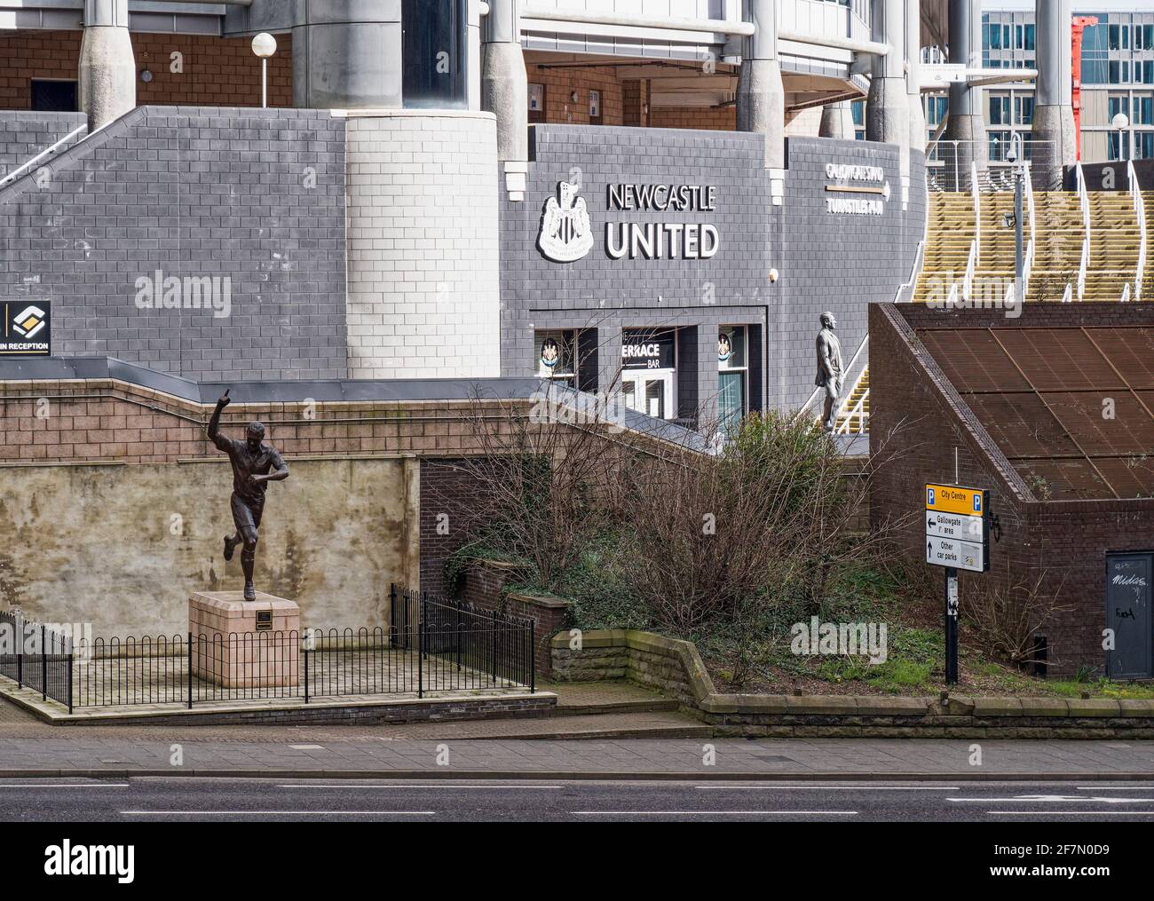 Esterno dello stadio di calcio St James' Park a Newcastle upon tyne, Regno Unito, con statue di Alan Shearer e Sir Bobby Robson. Foto Stock