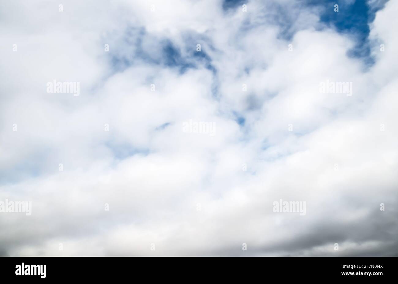 Cielo con nuvole in primavera. Foto Stock