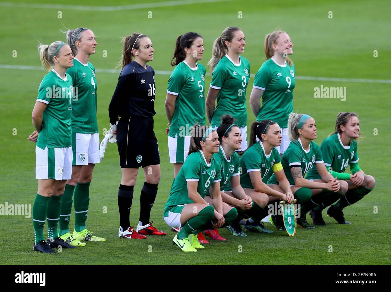 I giocatori della Repubblica d'Irlanda si allineano sul campo prima della  partita. (Riga superiore, da sinistra a destra) Diane Caldwell, Louise  Quinn, Grace Moloney, Niamh Fahey, Megan Connolly e Amber Barrett. (In
