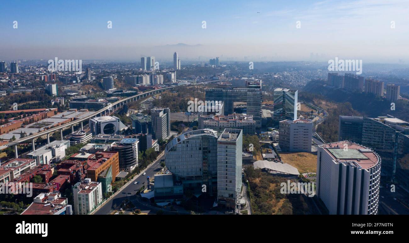 Inquinamento atmosferico su Città del Messico visto da Santa Fe distretto Foto Stock