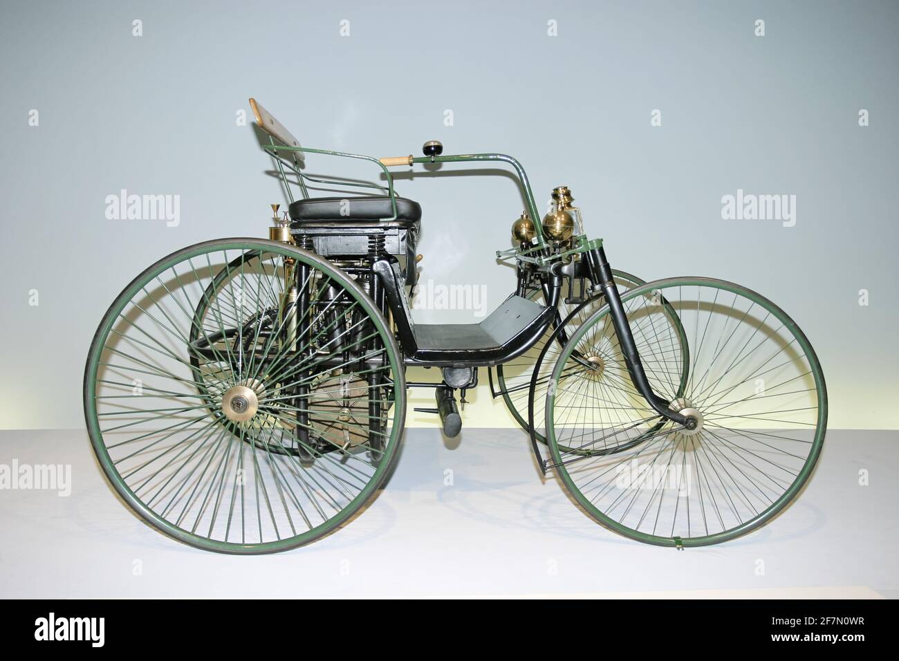 1889 Daimler Motoized Quadricycle, Mercedes Museum, Stoccarda Foto Stock