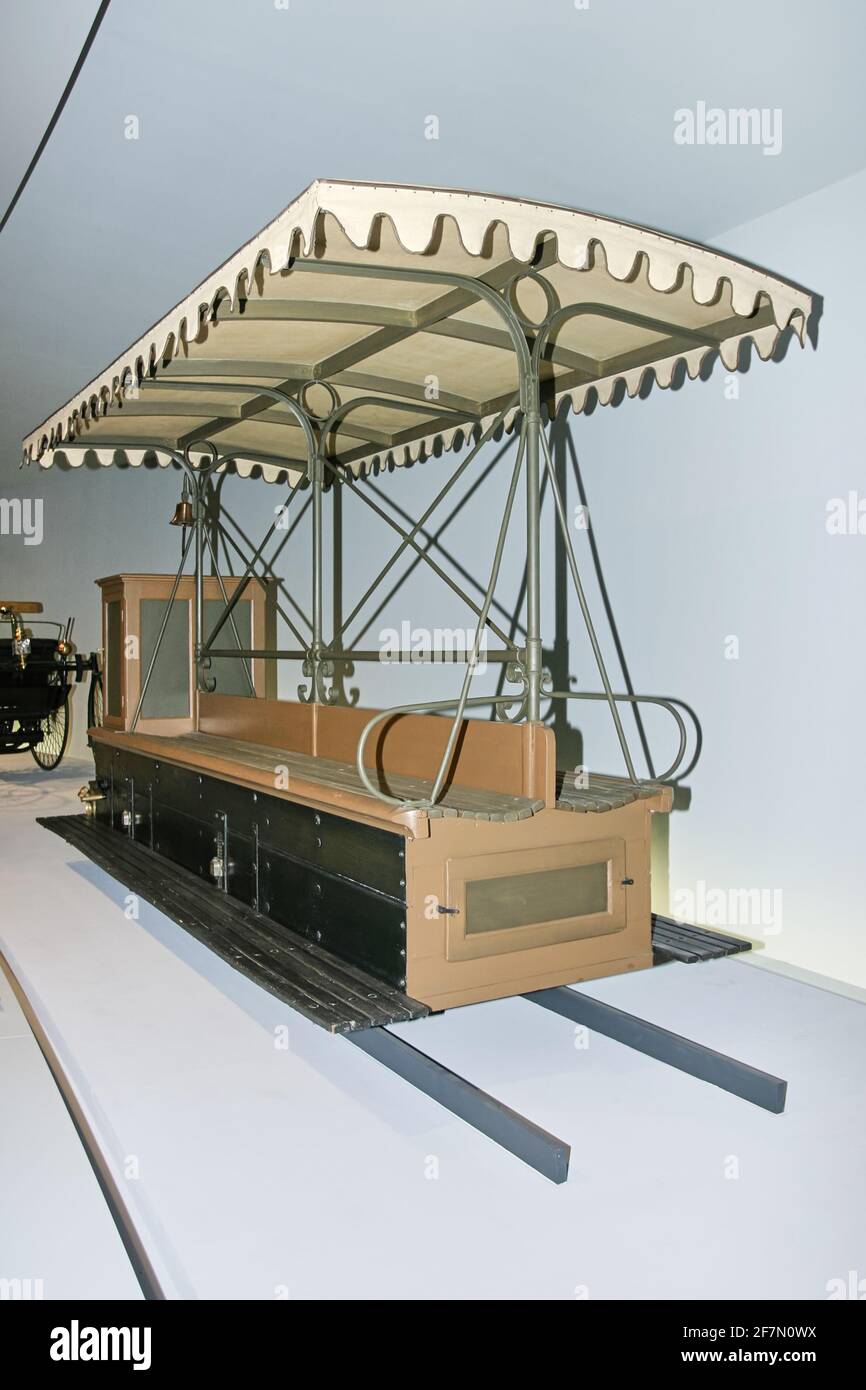 1887 Daimler Motorized Streetcar, Mercedes Museum, Stoccarda, Germania Foto Stock