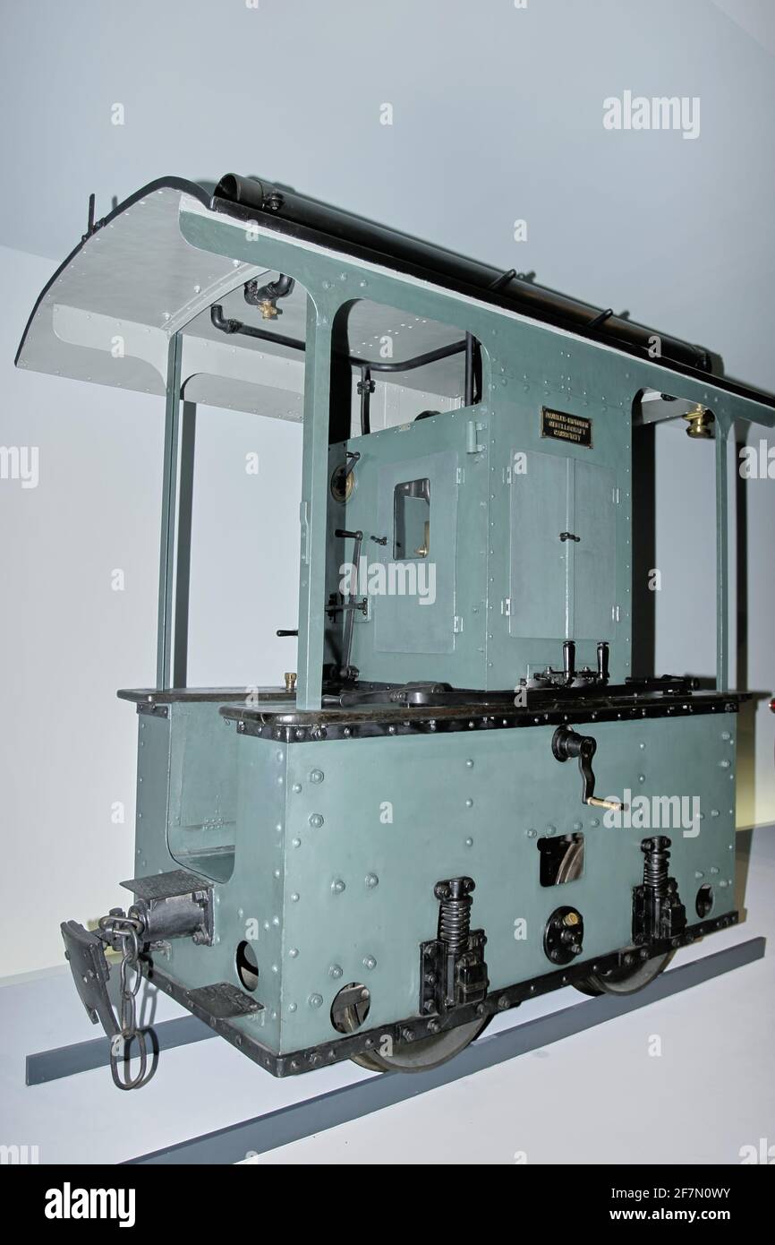 La locomotiva motorizzata Daimler, Mercedes Museum, Stoccarda, Germania Foto Stock