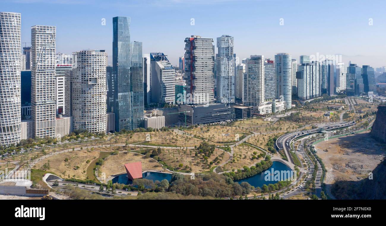 Il parco la Mexicana a Santa Fe, Città del Messico, Messico, appare giallo durante un periodo asciutto Foto Stock