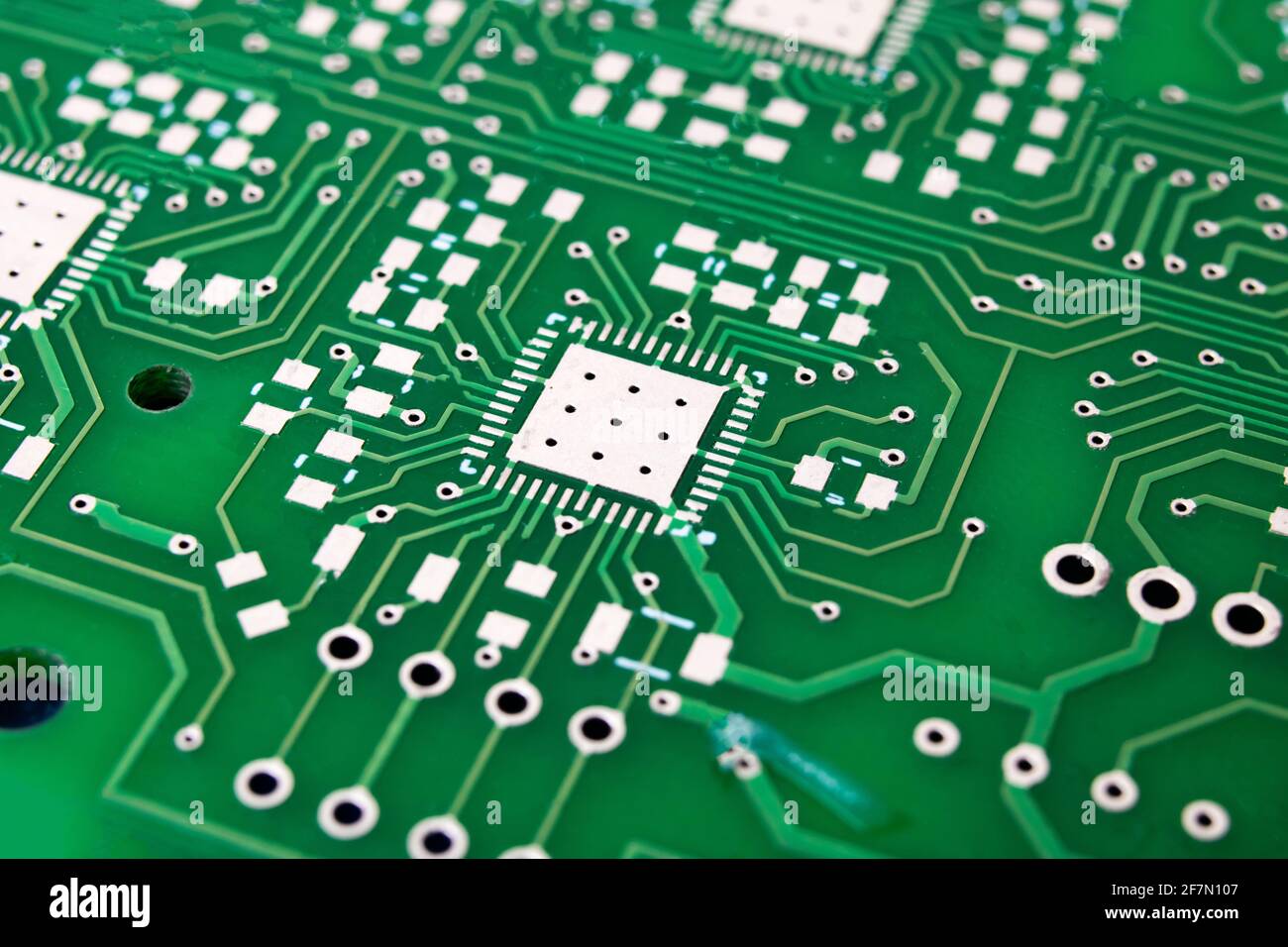 Tracce sul PCB verde primo piano, sfondo o trama Foto Stock