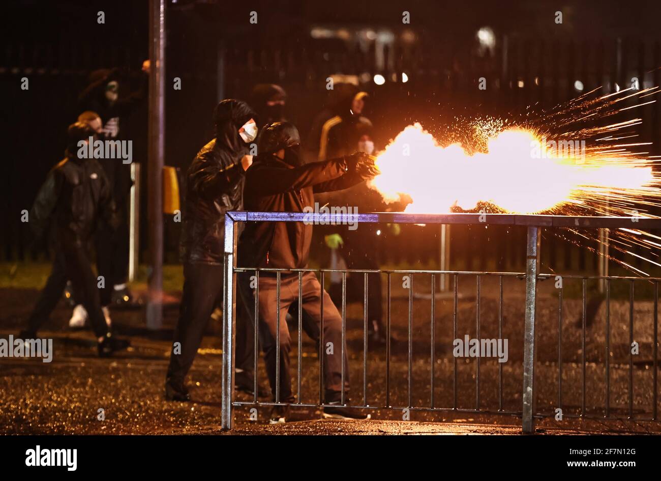 Giovani fuochi d'artificio al PSNI sulla strada Springfield, durante ulteriori disordini a Belfast. Data immagine: Giovedì 8 aprile 2021. Foto Stock
