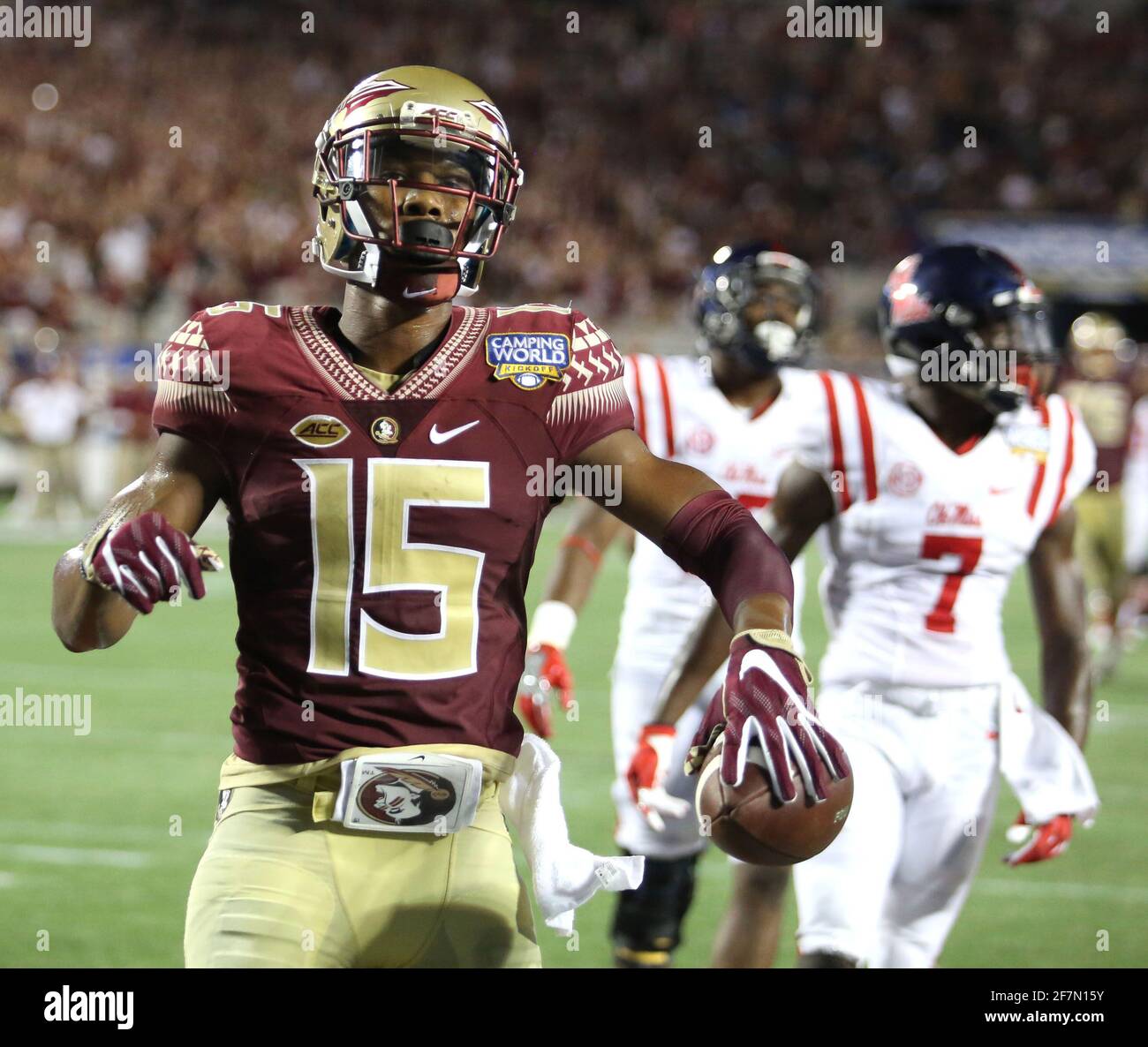 Orlando, Stati Uniti. 05 settembre 2016. In questa immagine del file 2016, Travis Rudolph della FSU (15) segna il primo touchdown della FSU durante la partita di football Florida state vs. Ole Miss al Camping World Stadium di Orlando. (Foto di Stephen M. Dowell/Orlando Sentinel/TNS/Sipa USA) Credit: Sipa USA/Alamy Live News Foto Stock