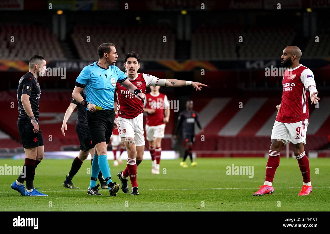 L'arbitro Andreas Ekberg assegna un calcio d'punizione all'Arsenal durante la partita della UEFA Europa League all'Emirates Stadium di Londra. Data immagine: Giovedì 8 aprile 2021. Foto Stock