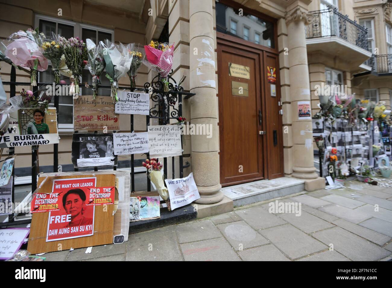 Londra, Inghilterra, Regno Unito. 8 Apr 2021. L'Ambasciata del Myanmar (Birmania) si trova a Mayfair, Londra. Ieri l'ambasciatore del Myanmar nel Regno Unito Kyaw Zwar min, e alcuni membri del personale sono stati bloccati fuori dalla sua ambasciata dal suo addetto militare che ha preso il controllo dei motivi. Credit: Tayfun Salci/ZUMA Wire/Alamy Live News Foto Stock