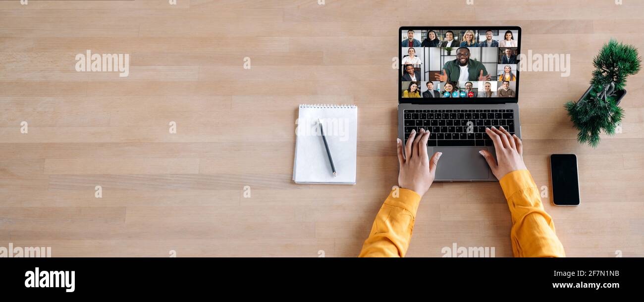 Briefing aziendale online, riunione virtuale. Foto panoramica dello schermo del laptop con webcam immagini di partner aziendali multi etnici comunica da casa tramite una videoconferenza, webinar online. Spazio di copia Foto Stock