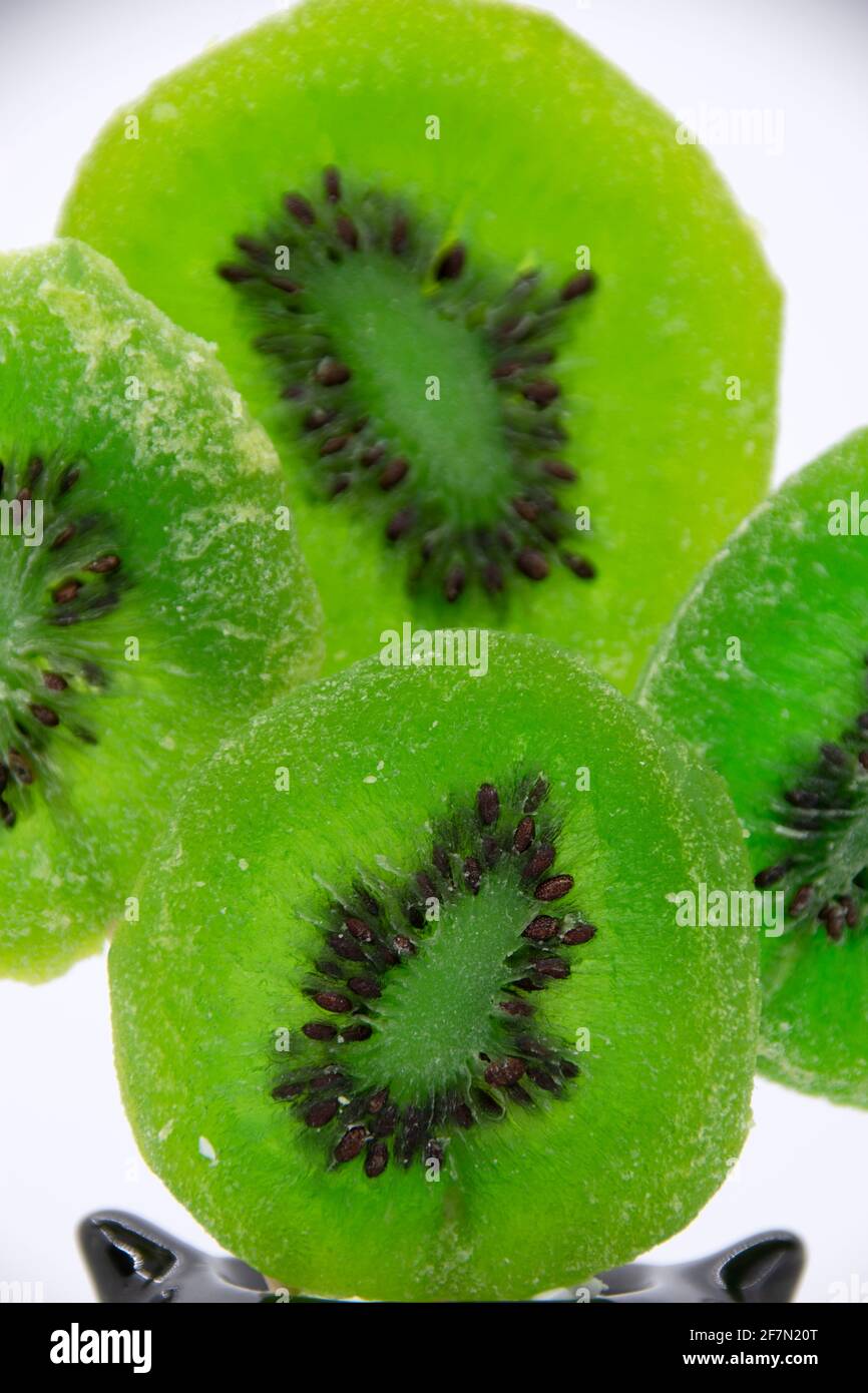 Frutti di kiwi canditi di colore verde brillante con semi da vicino. Frutta secca. Kiwi canditi. Foto Stock