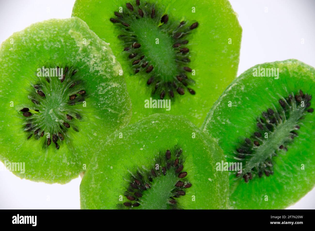 Frutti di kiwi canditi di colore verde brillante con semi da vicino. Frutta secca. Kiwi canditi. Foto Stock