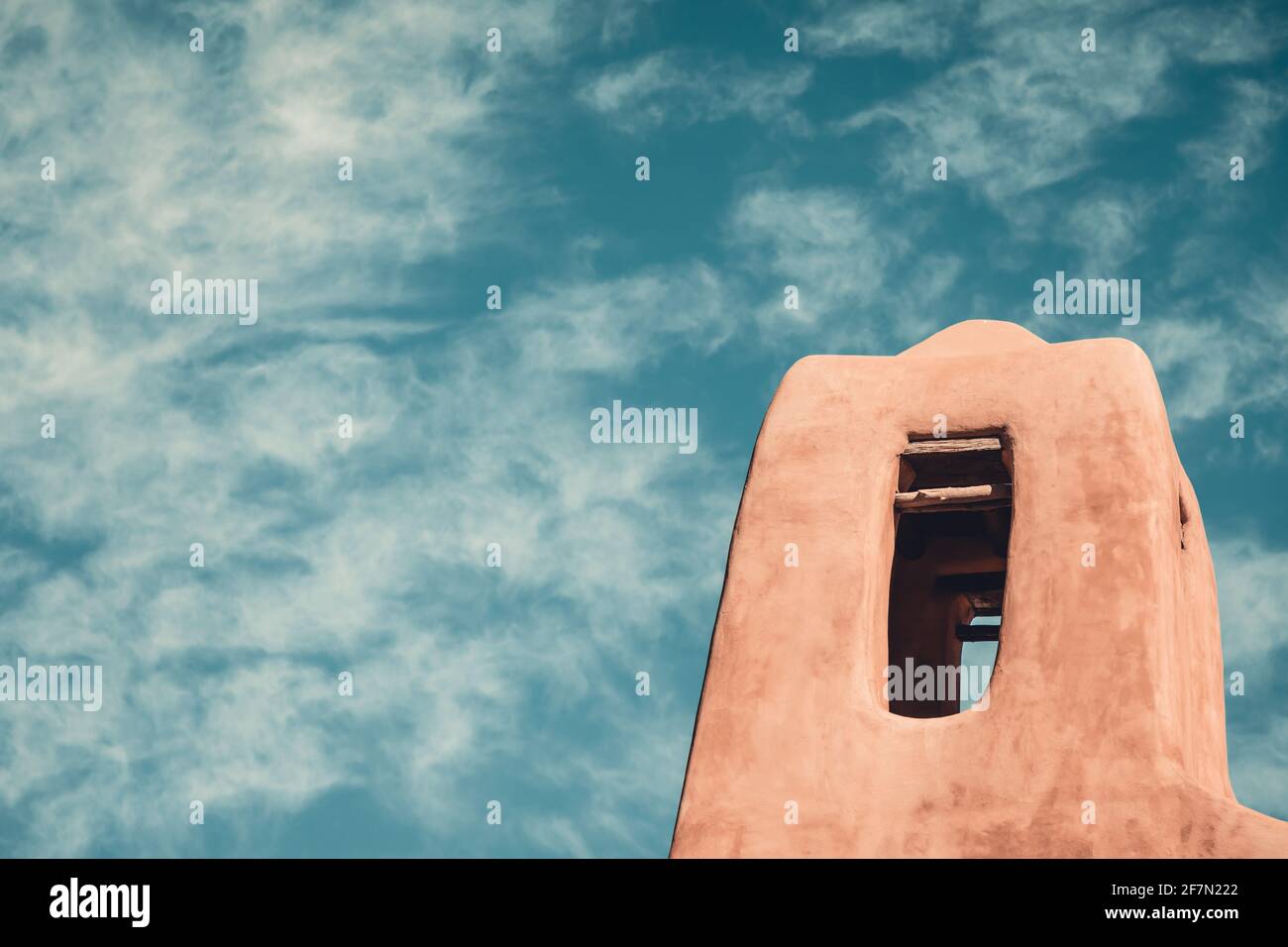 Torre di una vecchia chiesa storica di adobe in New Mexico con un cielo pittorico Foto Stock