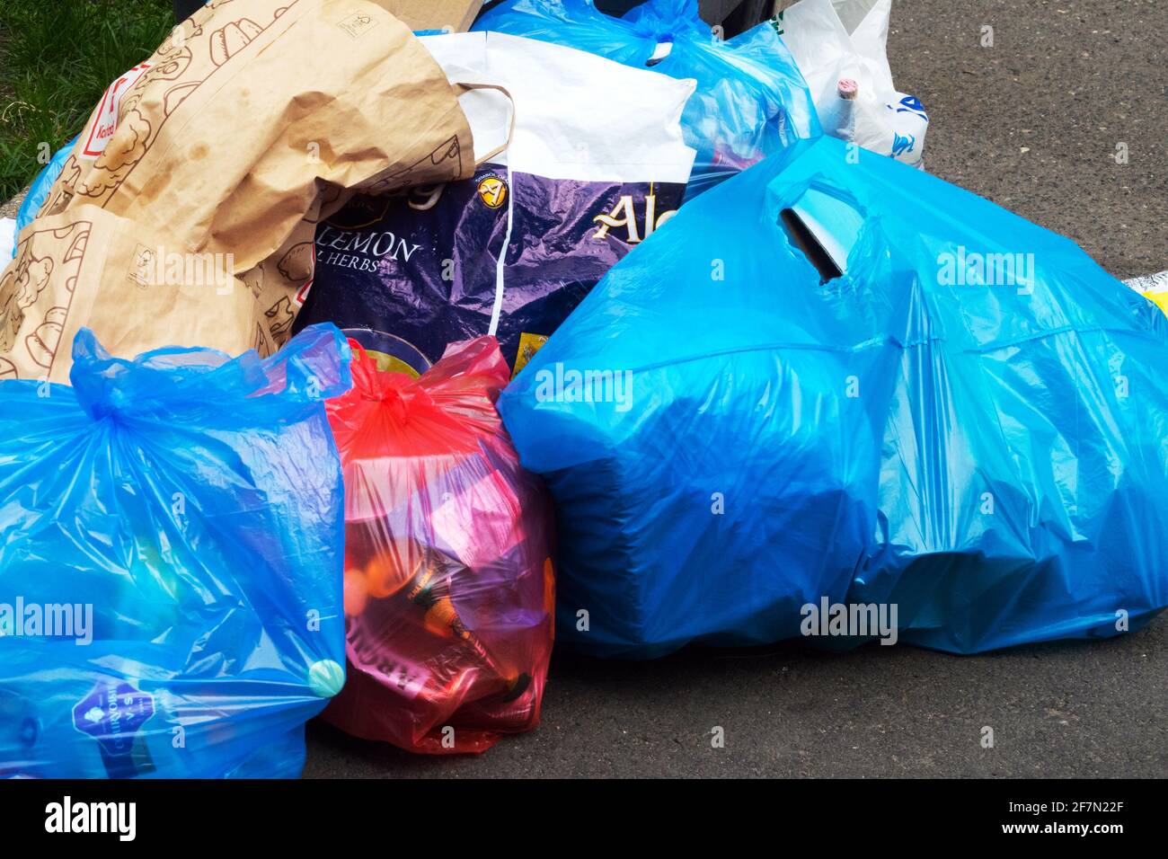 Rifiuti domestici smaltiti in sacchetti di plastica, all'esterno Foto Stock