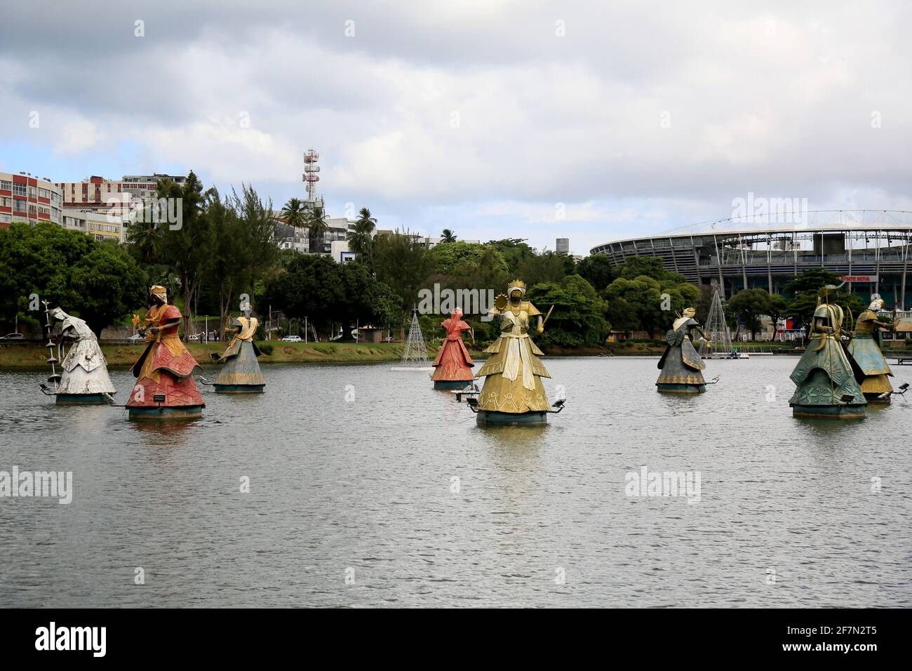 salvador, bahia, brasile - 4 dicembre 2020: Sculture di orxie, entità sacra nella regione delle candele, sono viste nelle acque della Dique de Tororo, in t Foto Stock