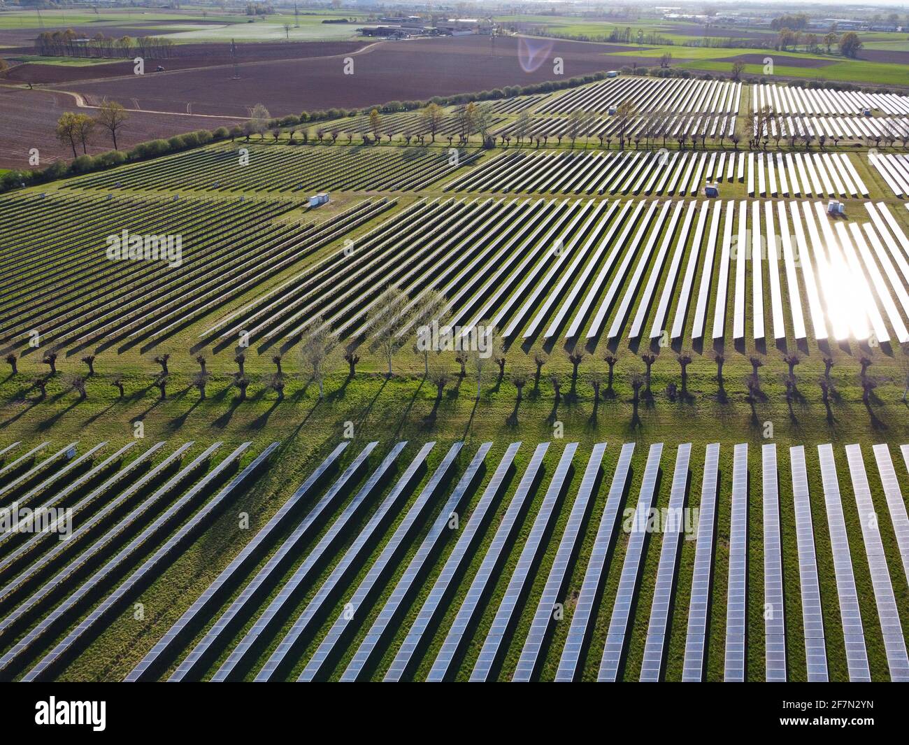 Drone Aerial Visualizza la centrale elettrica che produce energia solare pulita e sostenibile in Italia Foto Stock