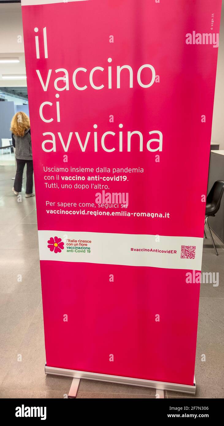 Bologna, Italia - Aprile 2021: Poster italiano della campagna di vaccinazione. Centro di vaccinazione italiano con persone vaccinate con il nuovo AstraZeneca Foto Stock
