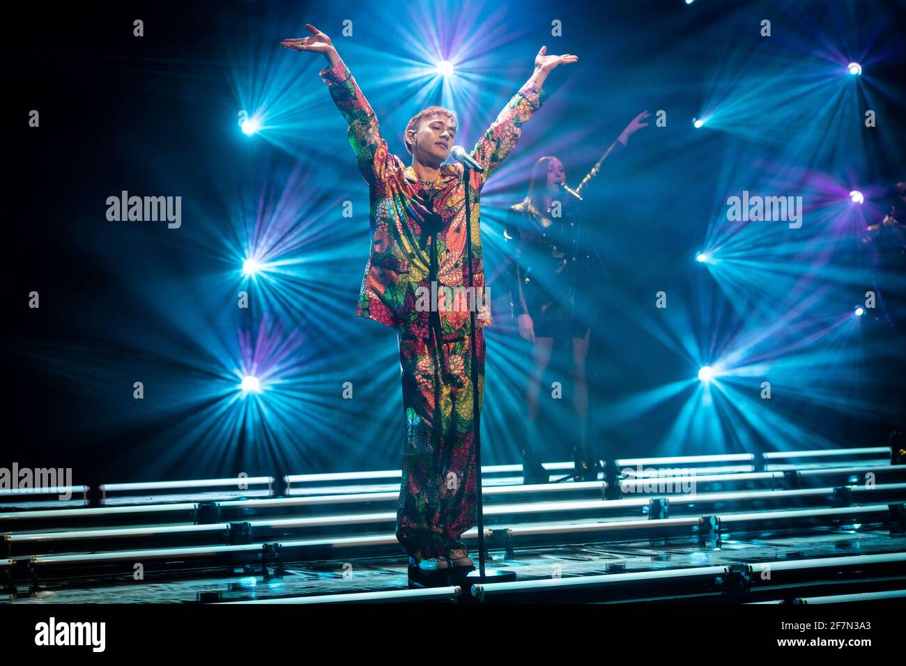 USO EDITORIALE SOLO Olly Alexander di anni e anni si esibisce durante le riprese per il Graham Norton Show al BBC Studioworks 6 Television Center, Wood Lane, Londra, per essere trasmesso su BBC One il venerdì sera. Foto Stock