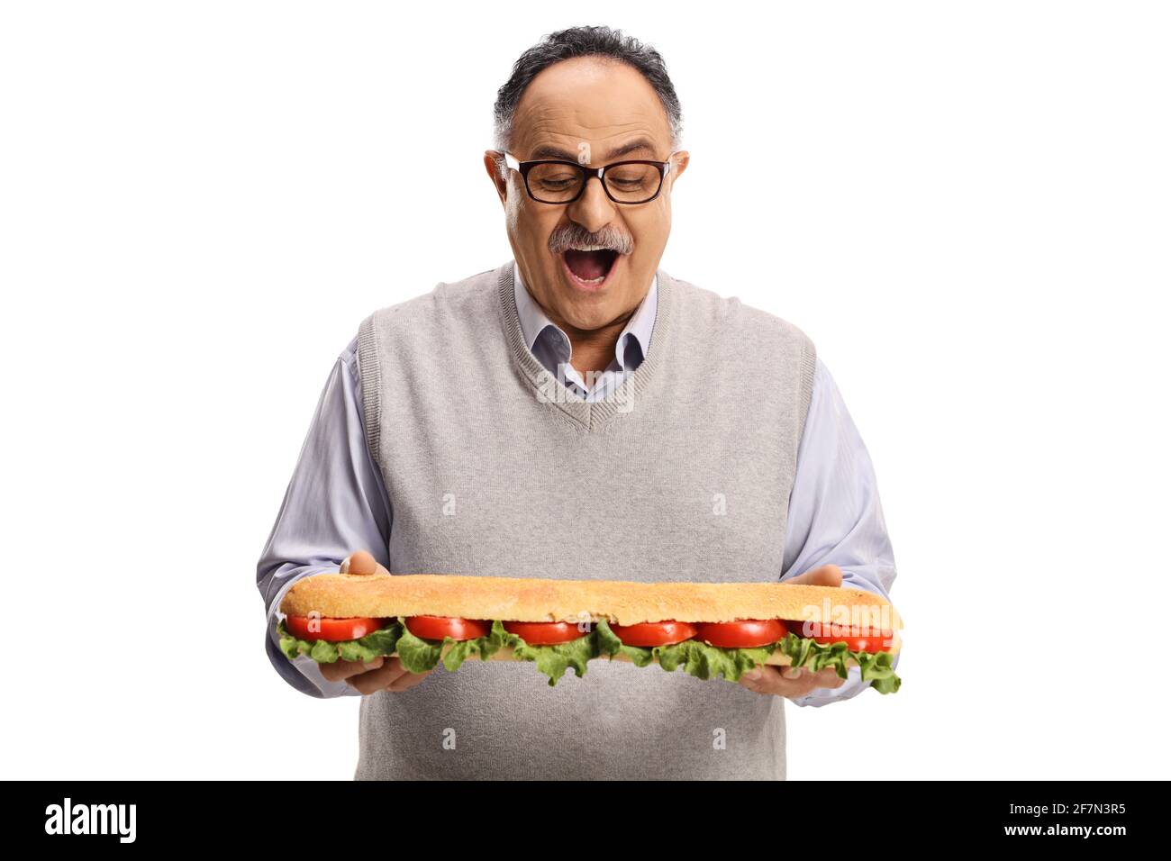 Uomo maturo affamato che tiene un panino baguette grande isolato sopra sfondo bianco Foto Stock