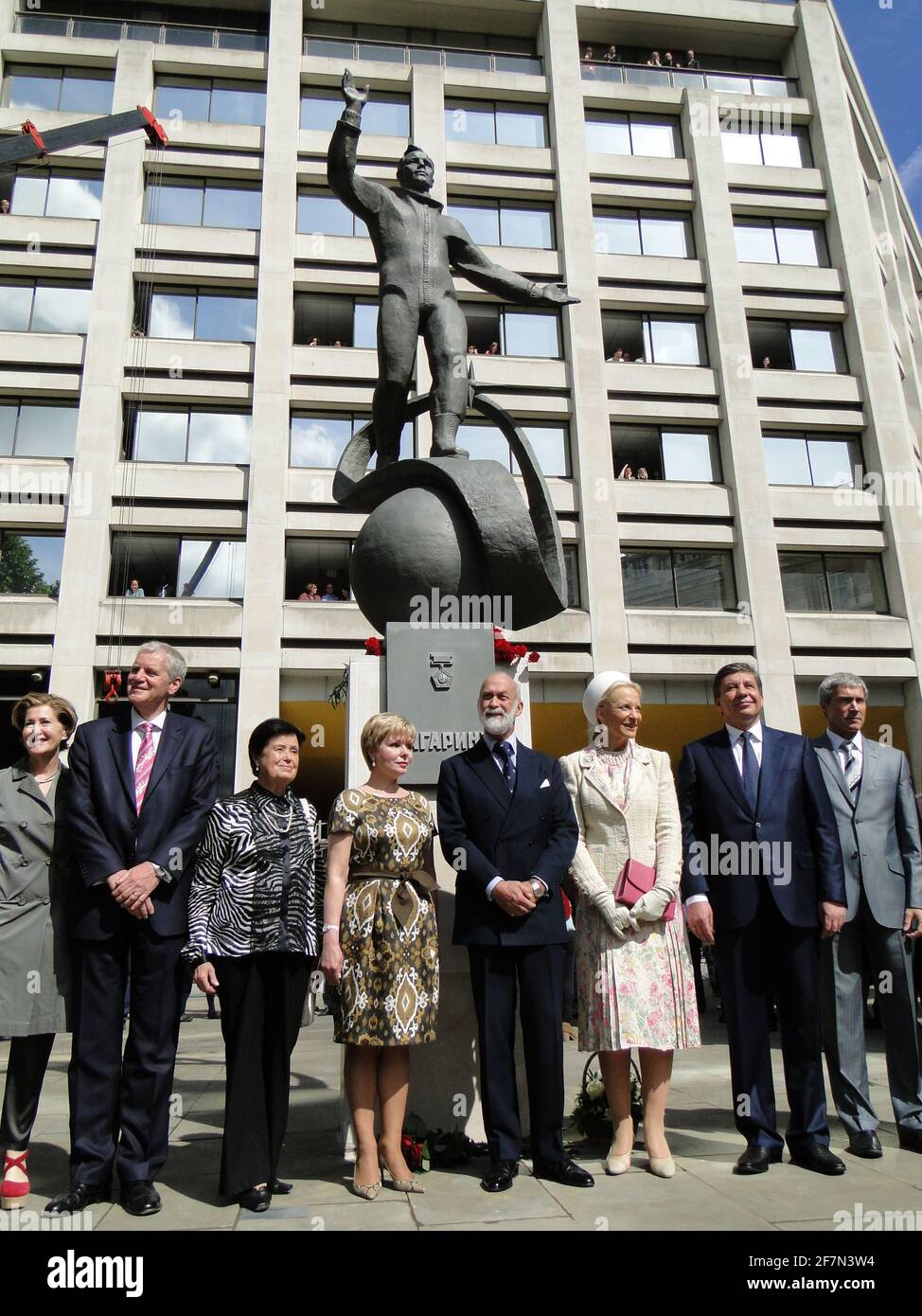 Svelando la statua a Yuri Gagarin, il primo uomo in cosmo presso il British Council Building di Londra, Regno Unito Foto Stock